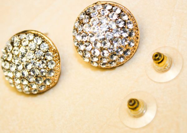 Brinco bola dourado com strass