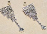 Brinco prateado com strass
