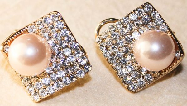 Brinco quadrado com strass e pérola