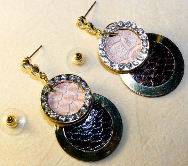 Brinco dourado com sintético e strass