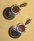 Brinco dourado com sintético e strass