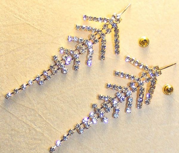 Brinco espinha de peixe com strass
